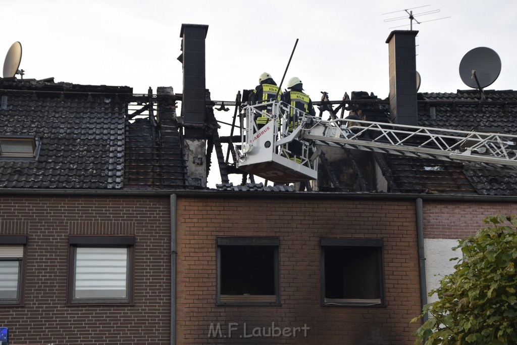 Feuer 2 Vollbrand Reihenhaus Roggendorf Berrischstr P056.JPG - Miklos Laubert